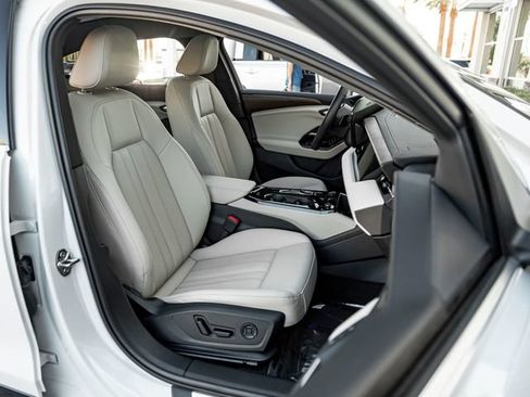 Used 2025 Audi A6 e-tron Premium Plus w/ Premium Plus RWD image 37