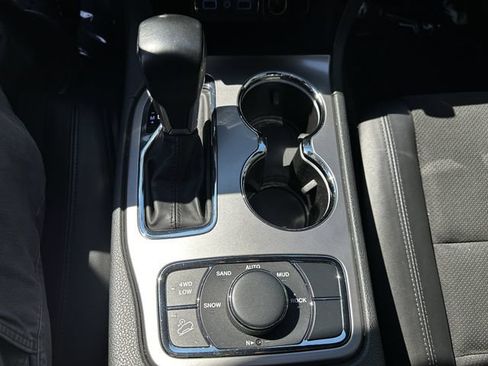 Used 2022 Jeep Grand Cherokee Laredo X AWD/4WD image 25