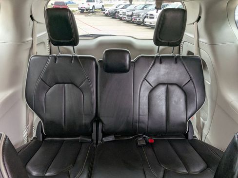 Used 2023 Chrysler Pacifica Limited FWD image 30
