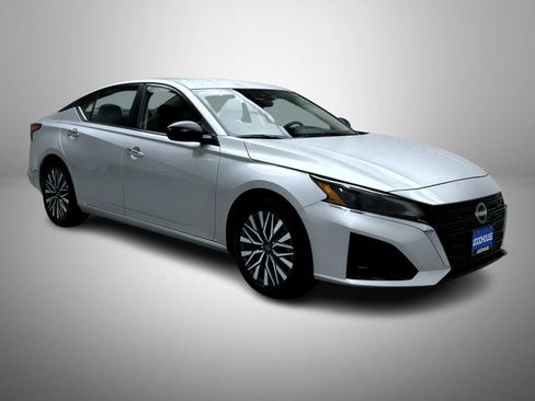 Used 2025 Nissan Altima 2.5 SV FWD image 3