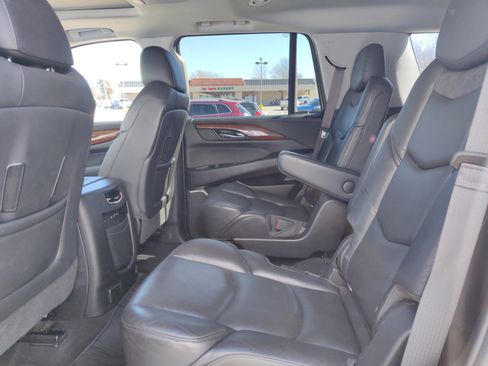 Used 2019 Cadillac Escalade Premium Luxury image 16