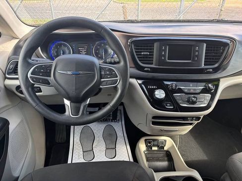 Used 2017 Chrysler Pacifica Touring FWD image 4