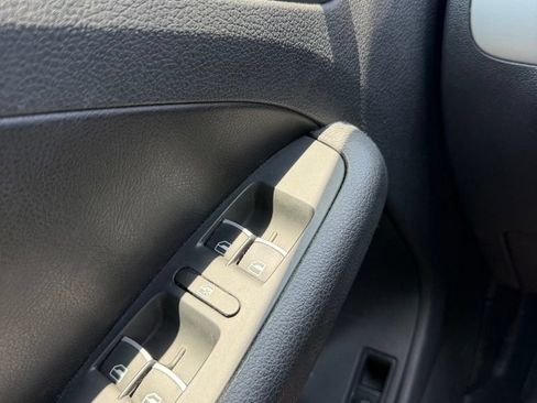 Used 2013 Volkswagen Jetta SE FWD image 18