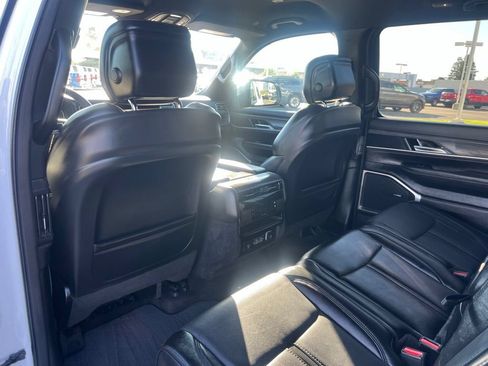 Used 2024 Jeep Wagoneer L Series II RWD image 32