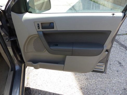 Used 2010 Ford Focus SE FWD image 35