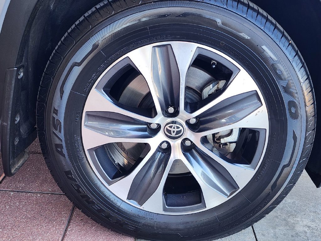 Used 2020 Toyota Highlander XLE FWD image 4