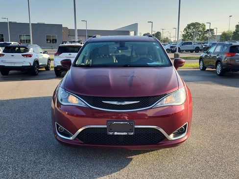 Used 2017 Chrysler Pacifica Touring-L w/ Tire & Wheel Group FWD image 2