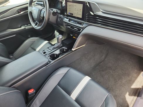 Used 2025 Toyota Camry SE image 14