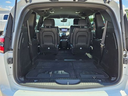 Used 2025 Chrysler Pacifica Select FWD image 18