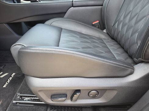 Used 2025 Nissan Rogue Platinum w/ Tech Package FWD image 15
