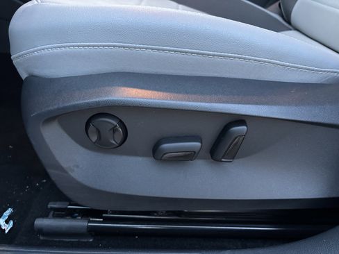 Used 2024 Volkswagen Taos SE image 8