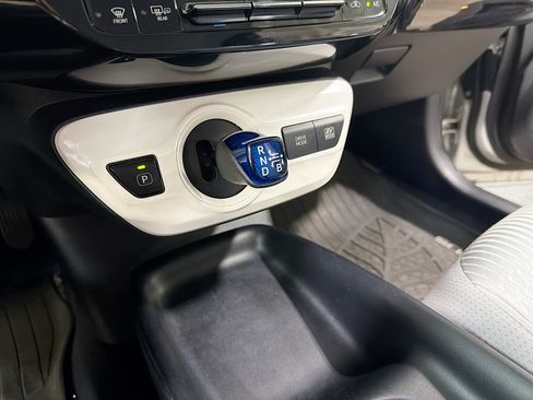 Used 2016 Toyota Prius Two image 11