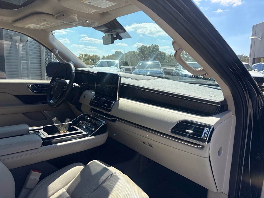 Used 2021 Lincoln Navigator Reserve w/ Luxury Package RWD image 20