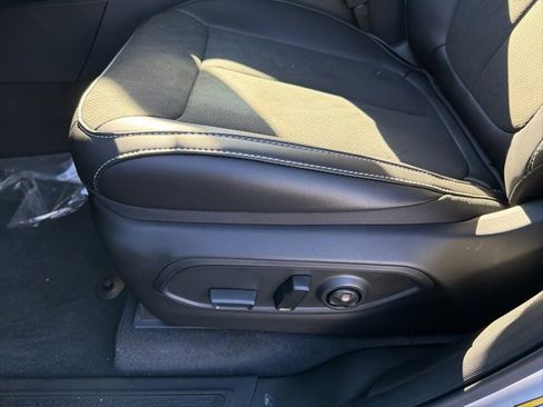 New 2025 Jeep Grand Cherokee Altitude image 9