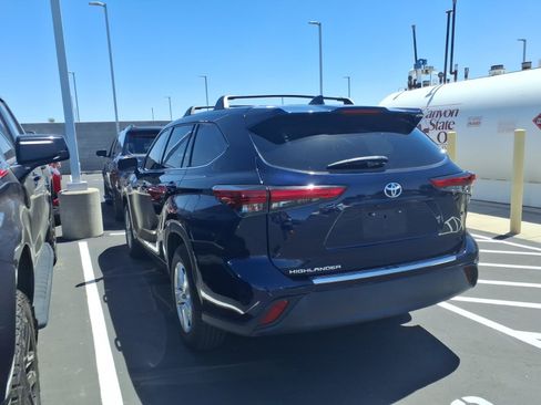 Used 2021 Toyota Highlander L FWD image 4