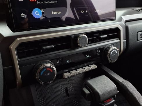 Certified 2025 Toyota Tacoma TRD Off-Road AWD/4WD image 11