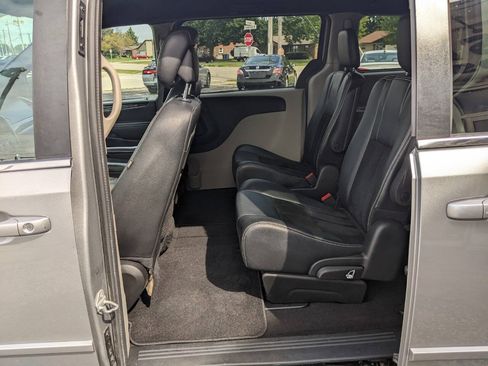 Used 2017 Dodge Grand Caravan SXT FWD image 11