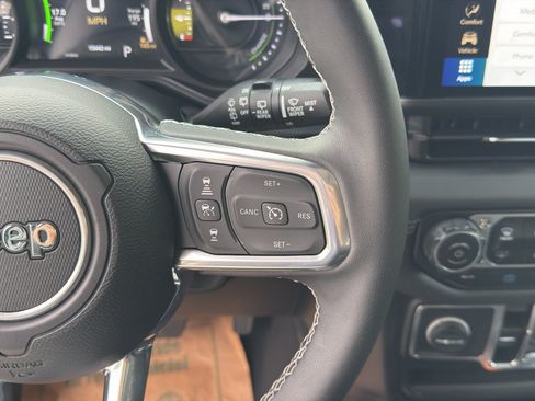 Used 2025 Jeep Wrangler Unlimited Sahara AWD/4WD image 31