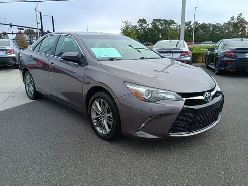 Used 2017 Toyota Camry SE image 3