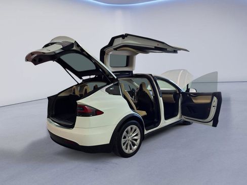 Used 2016 Tesla Model X 90D image 13