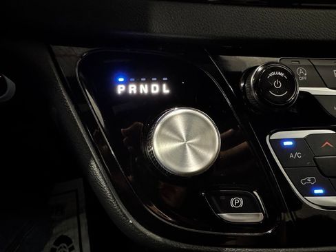 Used 2025 Chrysler Pacifica Select FWD image 38