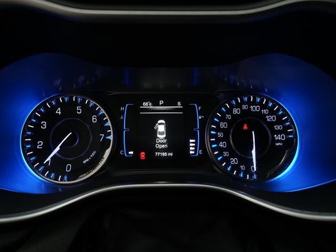 Used 2016 Chrysler 200 Limited image 2