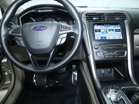 Used 2017 Ford Fusion SE w/ Fusion SE Technology Package image 27