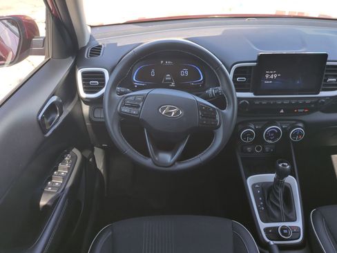 Certified 2025 Hyundai Venue Limited FWD image 18