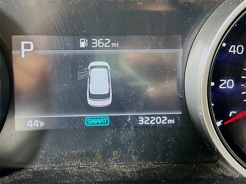 Used 2024 Kia Carnival LX image 12