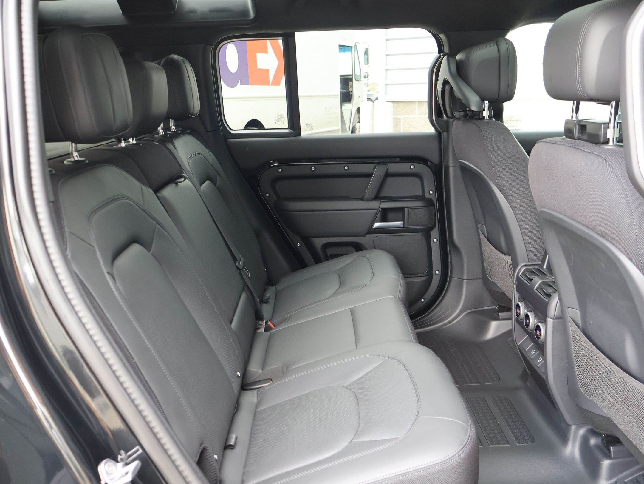 Used 2025 Land Rover Defender 110 V8 AWD/4WD image 29