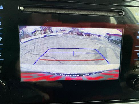 Used 2017 Toyota Corolla LE image 19