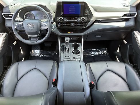 Used 2025 Toyota Highlander XLE AWD/4WD image 9