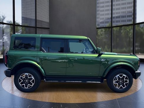 Used 2025 Ford Bronco Outer Banks AWD/4WD image 2