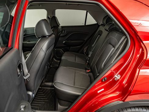 Used 2025 Hyundai Venue Limited FWD image 31