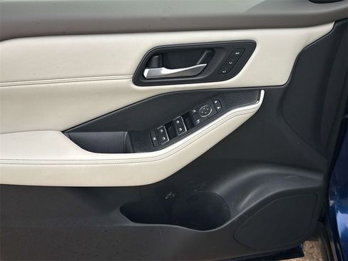 Used 2022 Nissan Rogue SL w/ SL Premium Package image 12