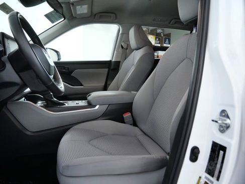 Used 2022 Toyota Highlander LE image 16