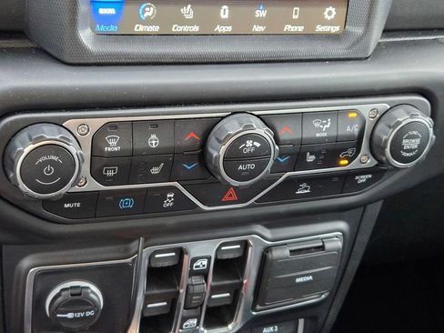 Used 2023 Jeep Wrangler Unlimited Sahara w/ Cold Weather Group image 19