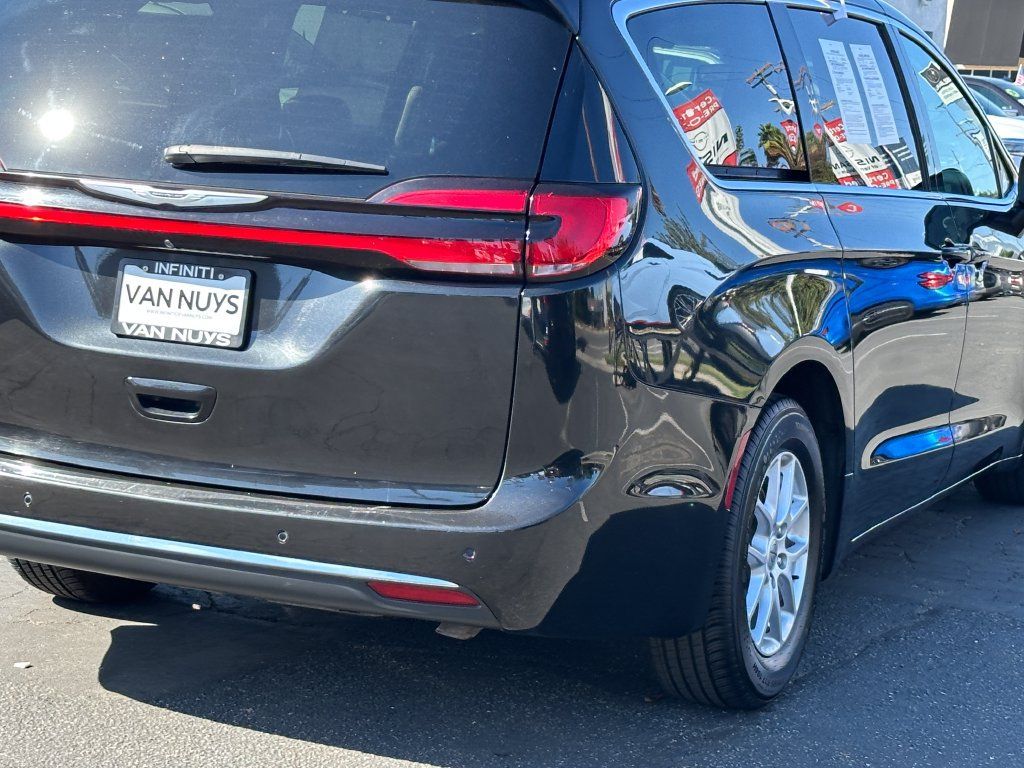 Used 2023 Chrysler Pacifica Touring-L FWD image 8