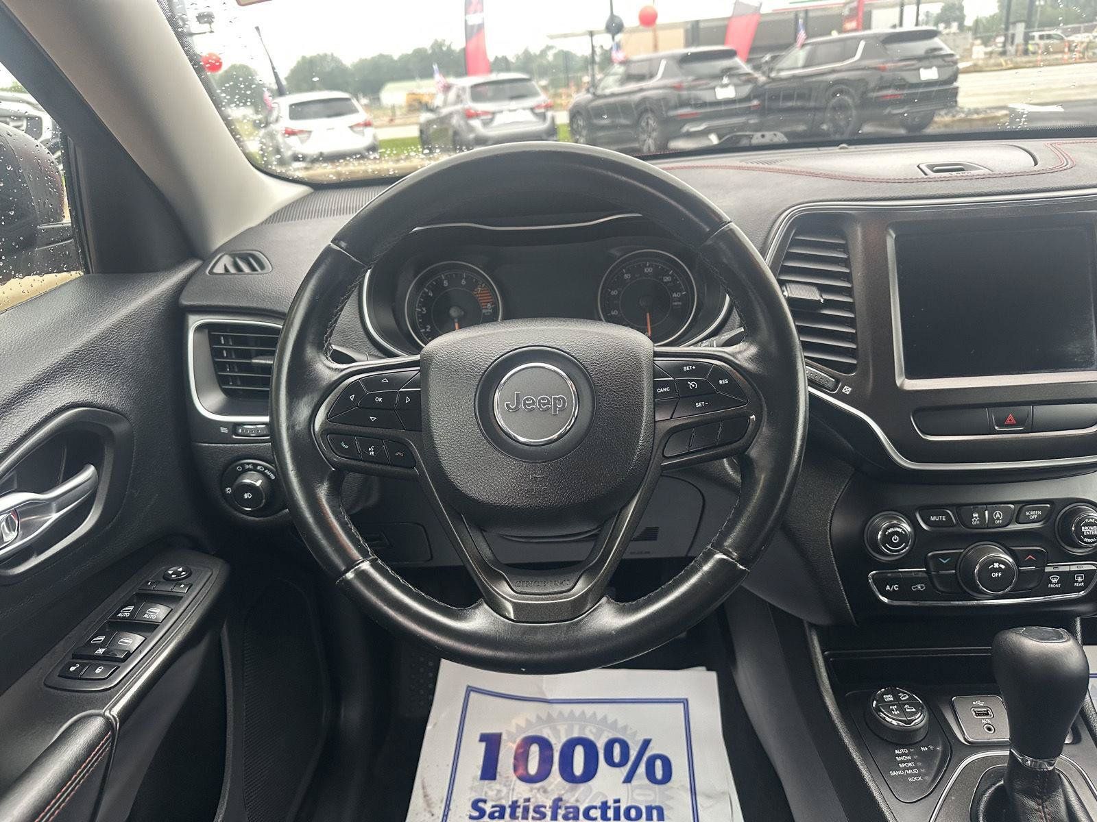 Used 2019 Jeep Cherokee Trailhawk AWD/4WD image 31