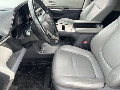 Used 2021 Toyota Sienna XLE FWD image 21