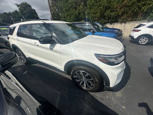 Used 2025 Ford Explorer ST-Line AWD/4WD image 5