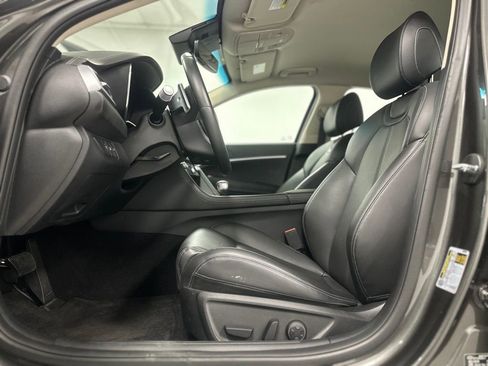 Used 2025 Genesis G70 2.5T image 16