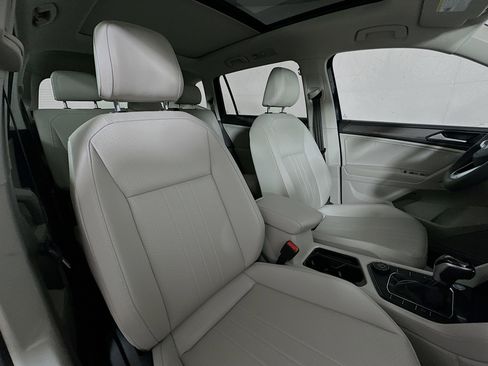 Used 2022 Volkswagen Tiguan SE w/ Panoramic Sunroof Package image 25