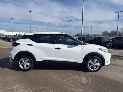 Used 2022 Nissan Kicks S image 4