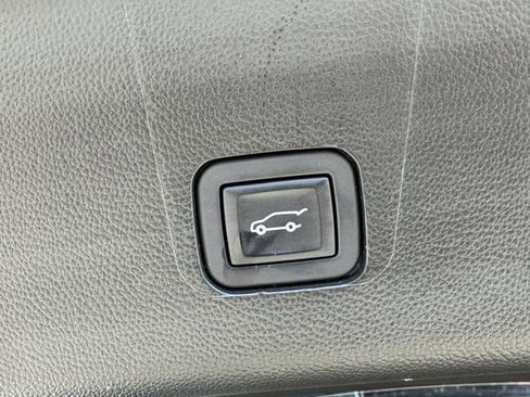 Used 2023 Chevrolet Traverse LT w/ Rear Camera Mirror Package FWD image 36