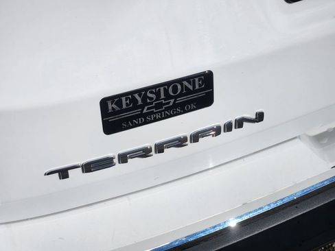 Used 2024 GMC Terrain SLT image 12