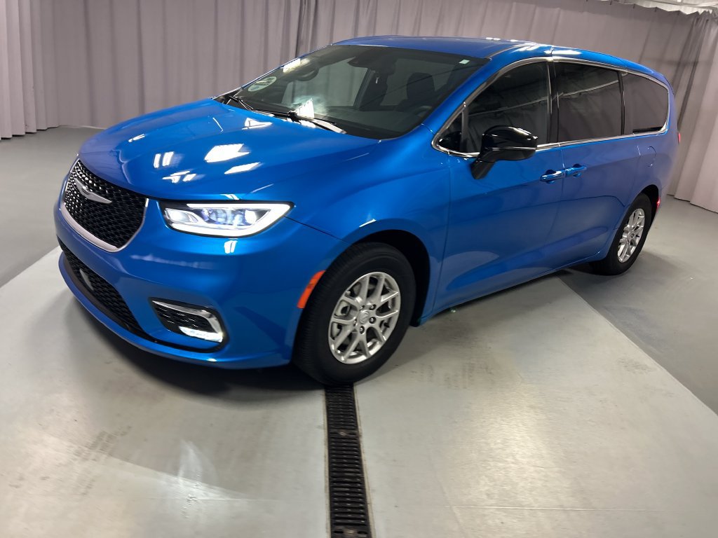 Used 2026 Chrysler Pacifica Select FWD image 3