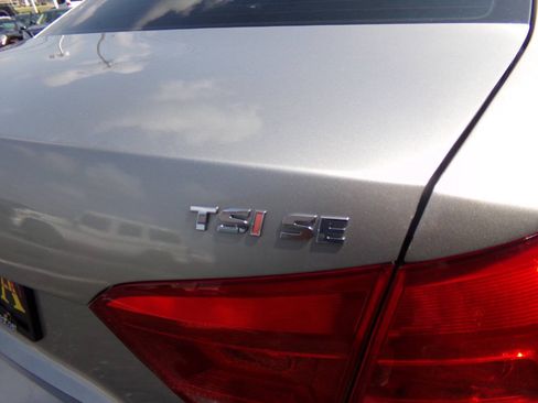 Used 2014 Volkswagen Passat 1.8T SE FWD image 4