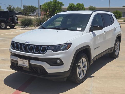 Used 2024 Jeep Compass Latitude AWD/4WD image 7