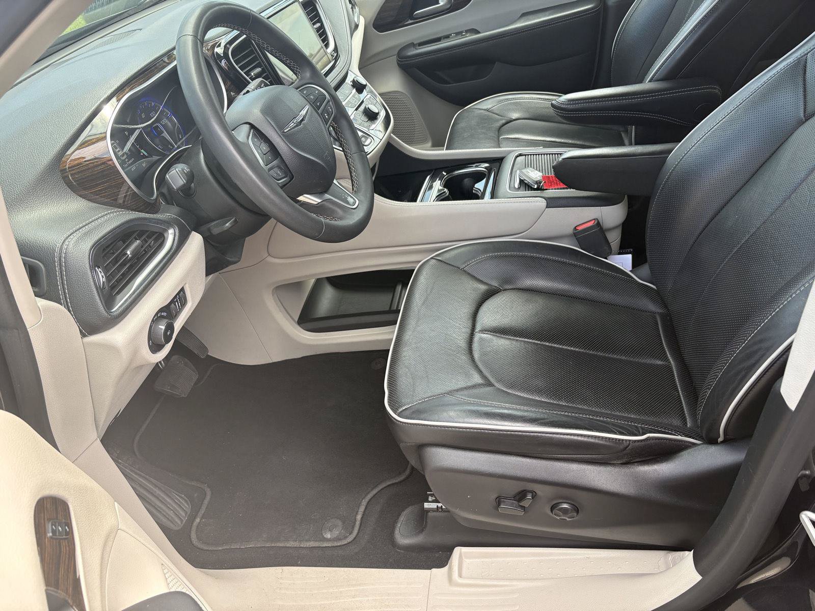 Used 2023 Chrysler Pacifica Limited FWD image 4